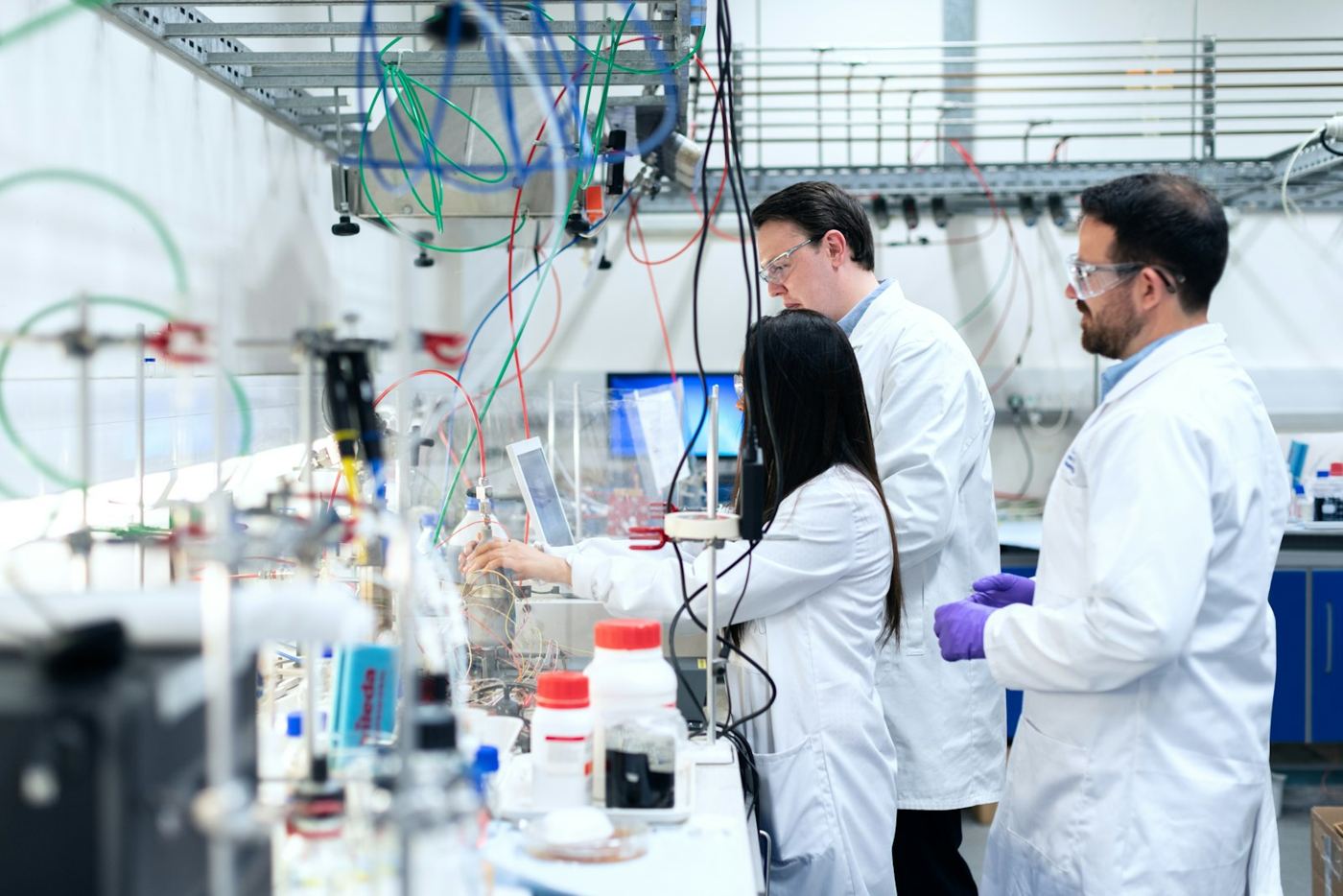 Equipo técnico trabajando en laboratorio